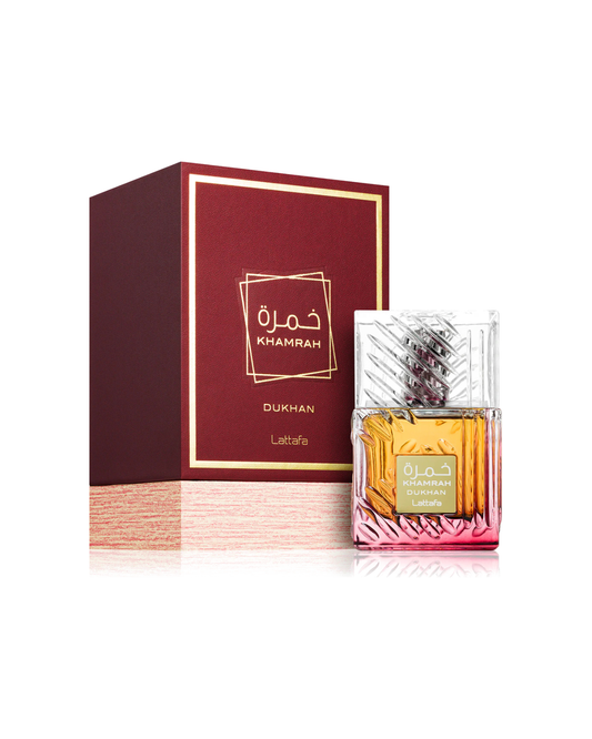 Profumo unisex Khamrah Dukhan di Lattafa. Vista completa con elegante scatola bordeaux e oro, e flacone in vetro lavorato a rilievo.