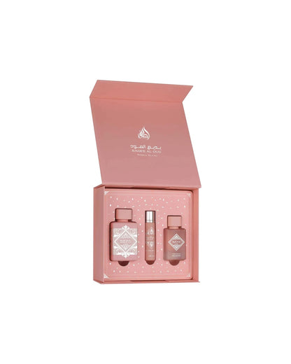 Cofanetto Lattafa Bade'e Al Oud Noble Blush aperto con eau de parfum 100 ml, travel spray 12 ml e profumo per capelli 50 ml