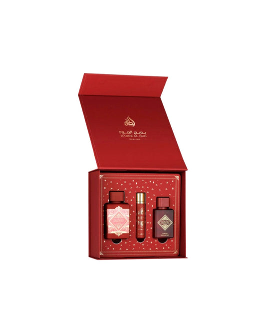 Set regalo Lattafa Badee Al Oud Sublime aperto: cofanetto rosso con eau de parfum 100ml, spray da viaggio 10ml e hair mist 50ml
