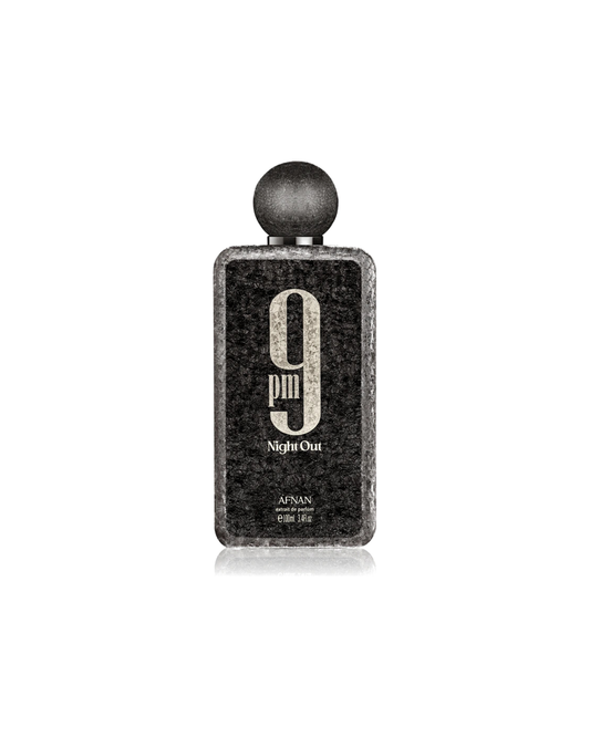 Dettaglio del flacone nero texturizzato del profumo Afnan 9pm Night Out Extrait de Parfum 100ml, fragranza di lusso degli Emirati Arabi Uniti.
