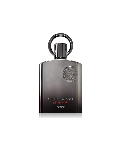 Dettaglio del flacone del profumo Afnan Supremacy Not Only Intense, con finitura metallica sfumata, anello sul tappo e stemma in rilievo.