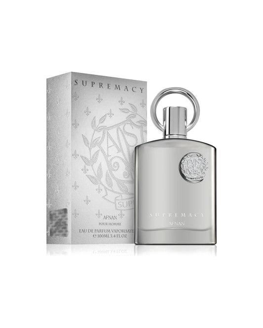Profumo uomo Supremacy Silver di Afnan. Vista completa con elegante scatola argentata decorata e flacone in vetro metallizzato argento.