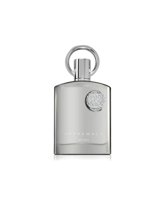 Dettaglio del flacone del profumo Afnan Supremacy Silver, color argento metallizzato con anello sul tappo e stemma lavorato in rilievo.
