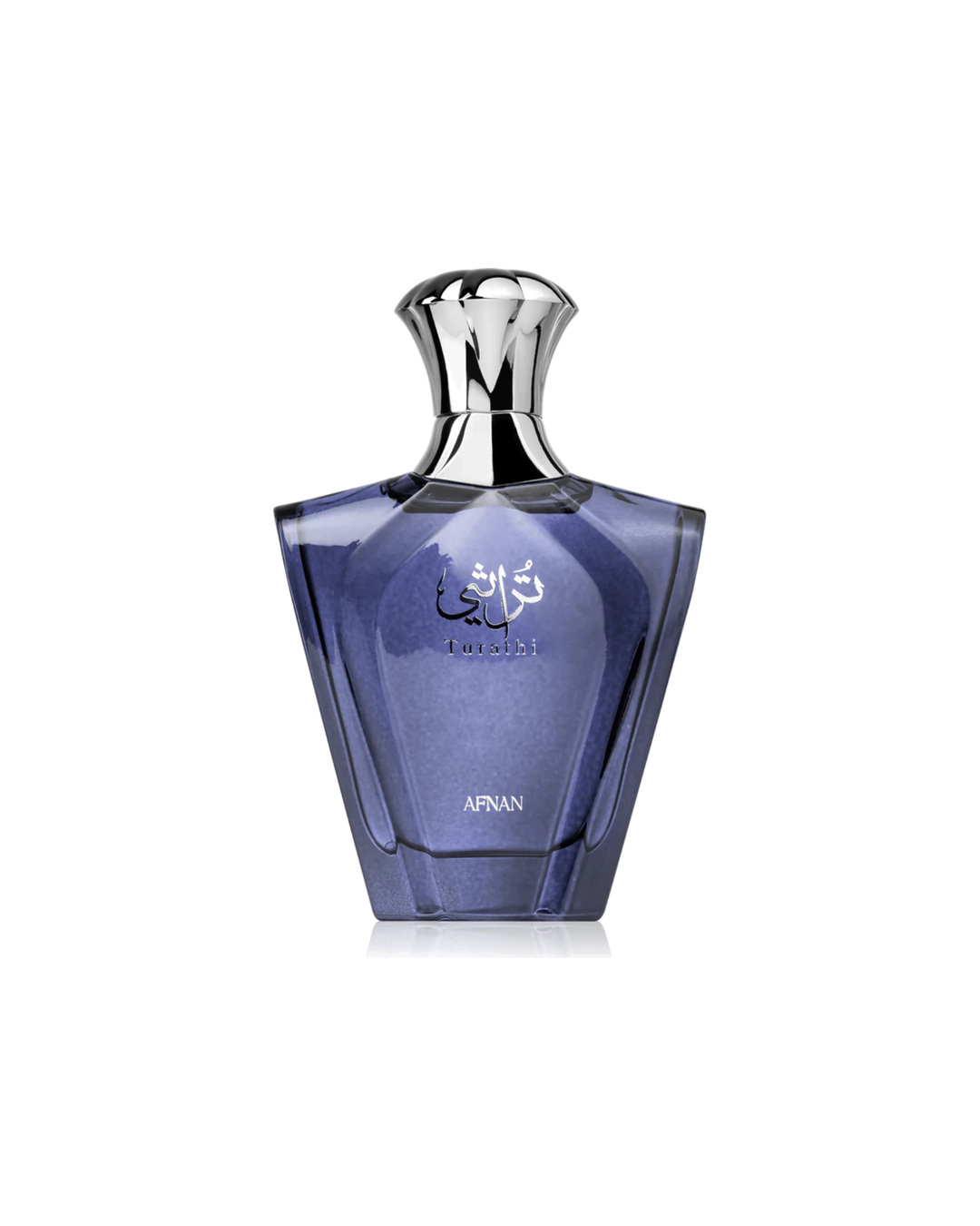 Dettaglio del flacone in vetro blu del profumo Afnan Turathi Homme Blue, con calligrafia araba in argento e tappo lavorato