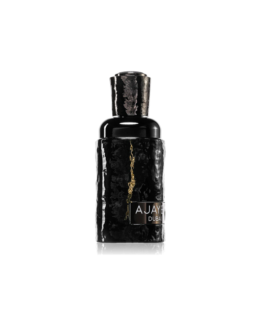 Dettaglio del flacone in vetro scuro lavorato a rilievo del profumo Lattafa Ajayeb Dubai, attraversato da un'elegante venatura dorata