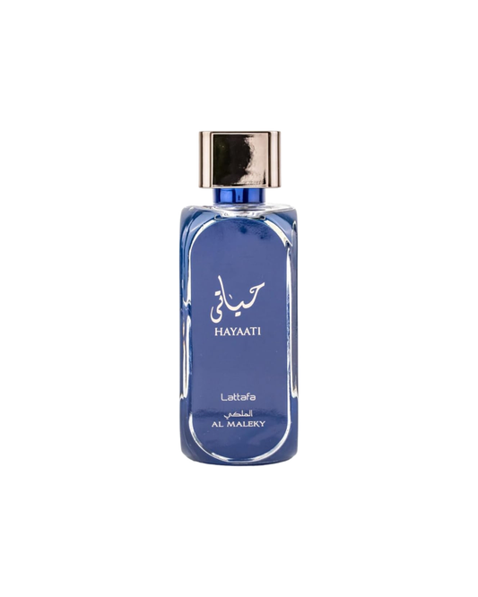 Dettaglio del flacone in vetro blu intenso del profumo Lattafa Hayaati Al Maleky, con calligrafia araba e tappo argentato lucido.