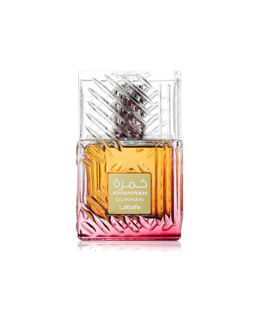 Dettaglio del massiccio flacone in vetro del profumo Lattafa Khamrah Dukhan, con liquido ambrato e base sfumata di rosso.