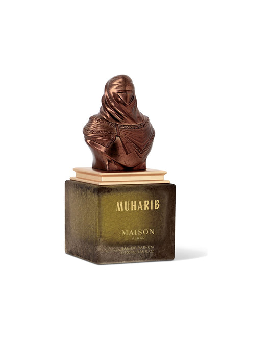 Flacone del profumo Maison Asrar Muharib Eau de Parfum 100ml uomo su sfondo bianco