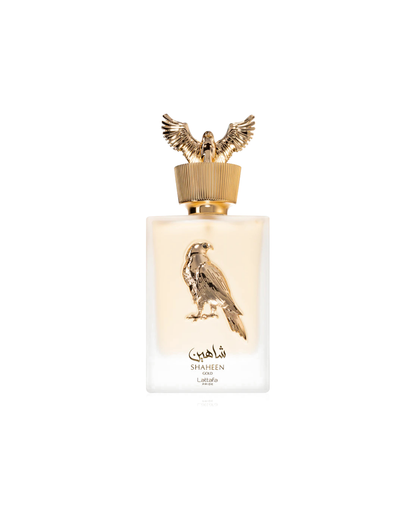 Dettaglio del flacone bianco opaco del profumo Lattafa Pride Shaheen Gold, con emblema dorato in rilievo e spettacolare scultura di un falco in volo sul tappo